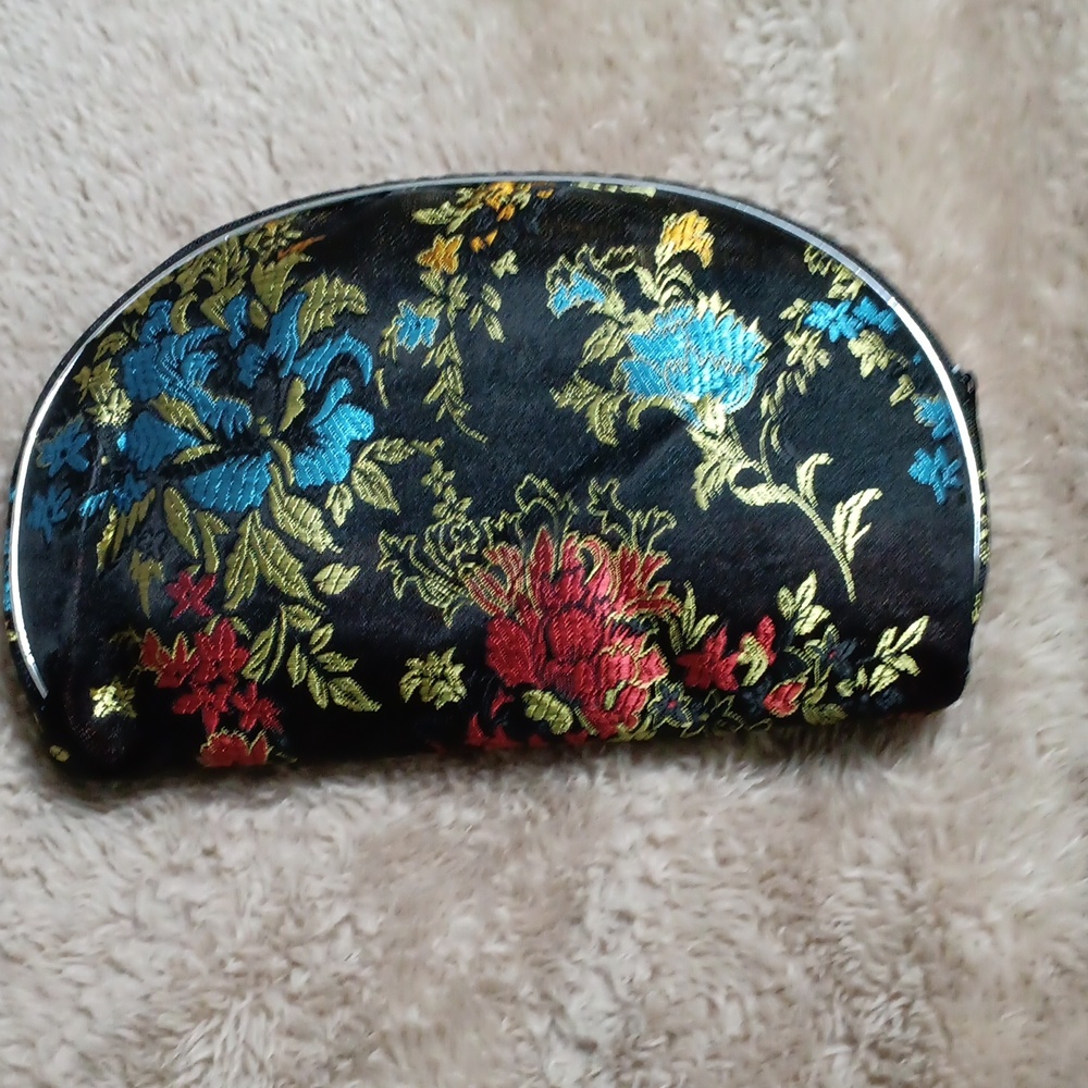 Multi-purpose Jewelry Bag can also be used as a cosmetic bag or a coin purse.